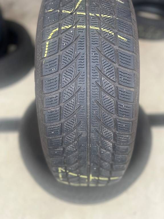 Pneumatici & Ruote complete: Winterreifen 235/65R17 – Usato da Zollikofen venduto da Mufu2