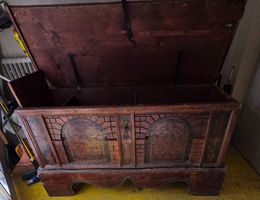 Interessante Holztruhe / Bauerntruhe von 1613 antik