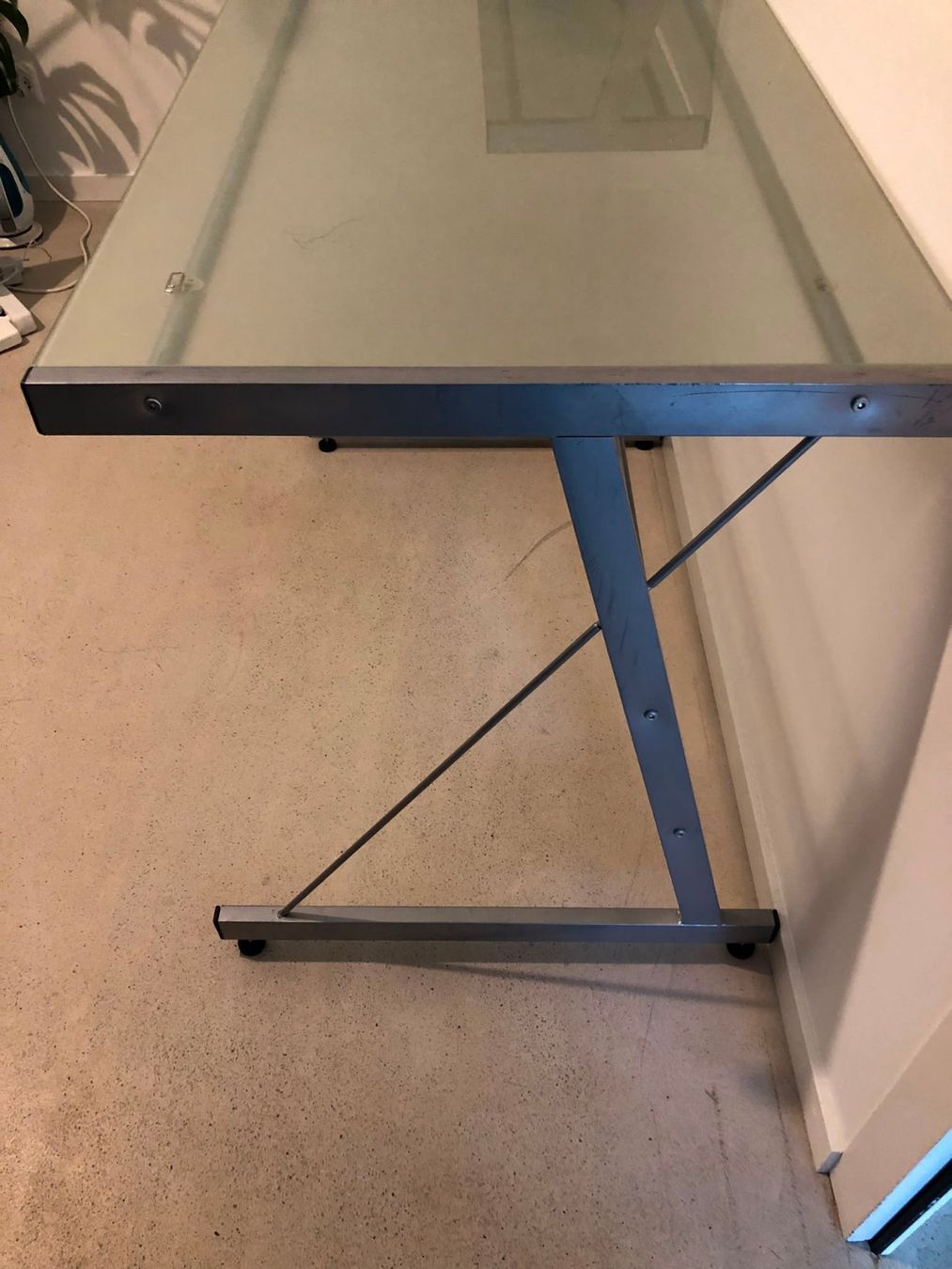 Bureaux: Bureau en verre trempé – D'occasion à La Tour-de-Peilz par MatthieuB1 4