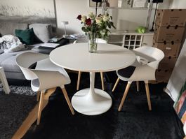 Esstisch von Ikea mit Stühlen von Belliani