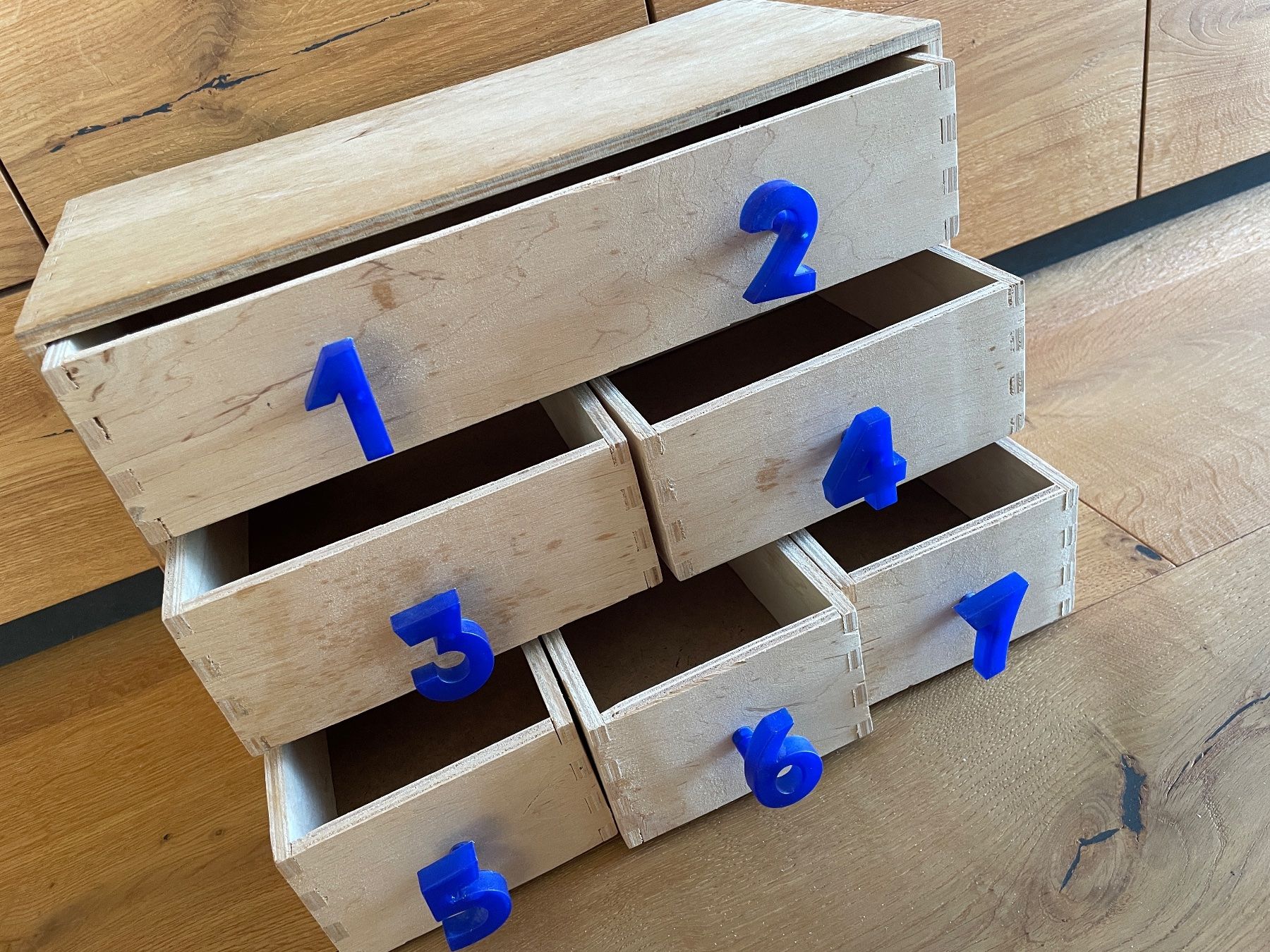 Cassettiere: Holz Schubladenkorpus / Schubladen Kommode mit Zahlen – Usato da Füllinsdorf venduto da bienli 2