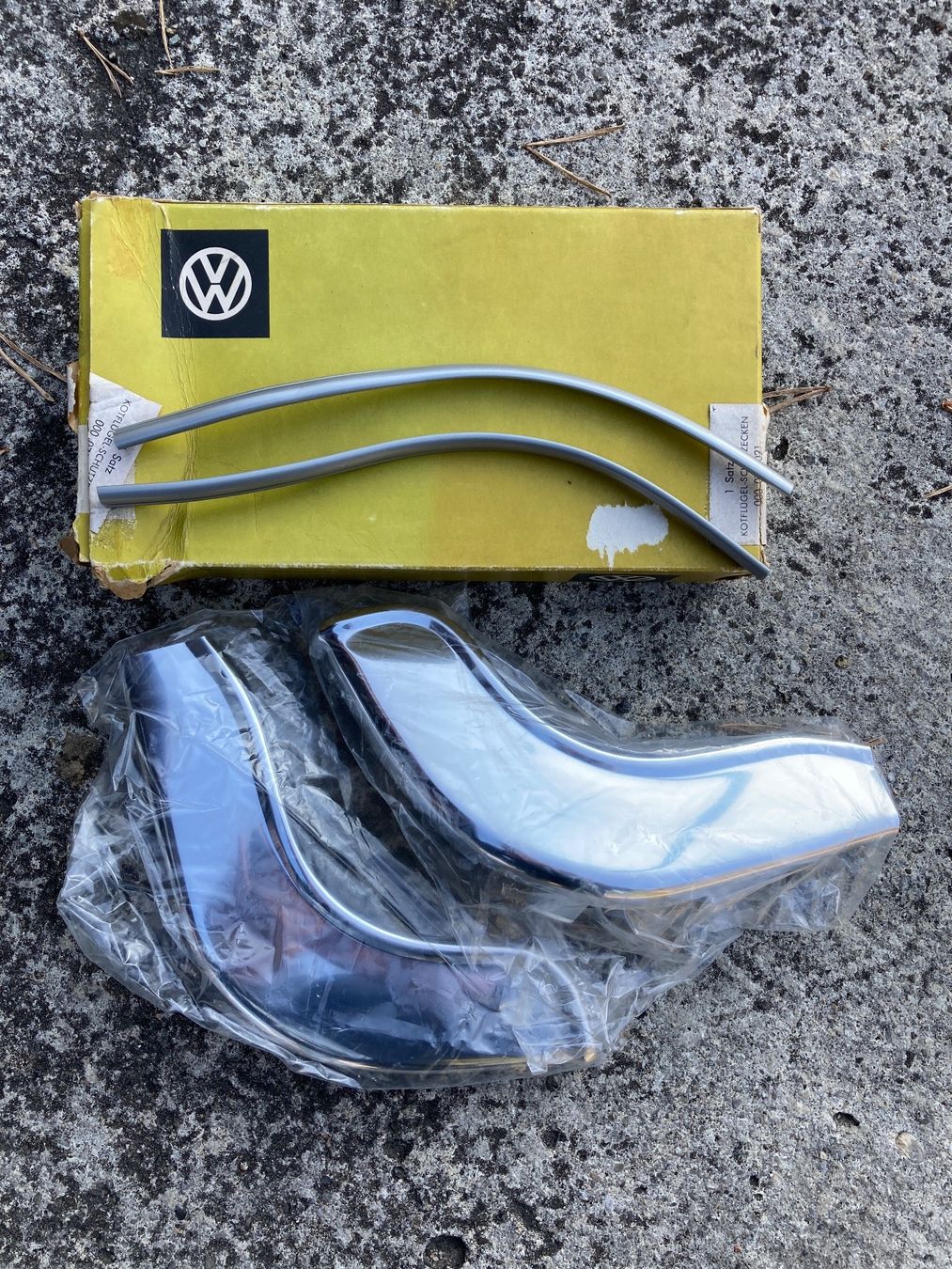 Alle Autoersatzteile: VW KAFER KOTFLUGEL SCHUTZECKE NOS – Gebraucht aus La Chaux-de-Fonds von lodebe