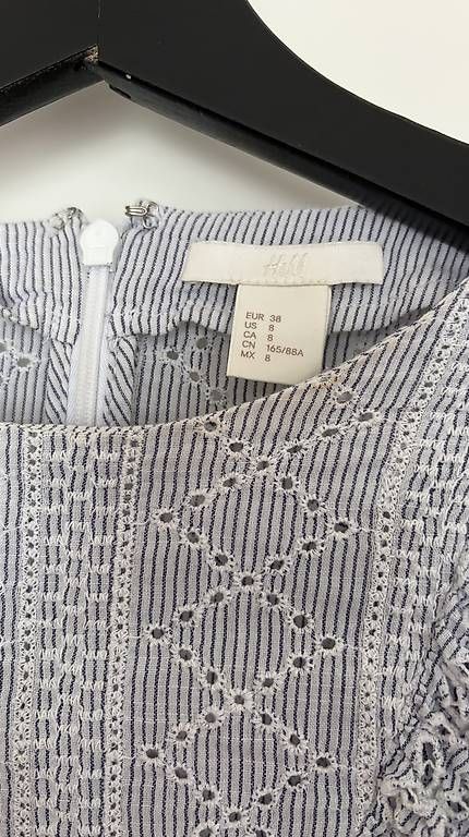 H&M Camicette: Bluse mit Lochstickerei hellblau / weiss – Usato da Neuheim venduto da Vinn 1