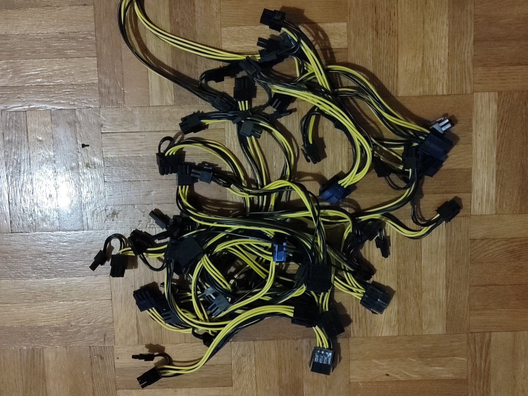 Cavi: 15x PCIE 8pin Splitter cable (2x 6+2pin) for GPU mining – Usato da Zug venduto da ksl1313