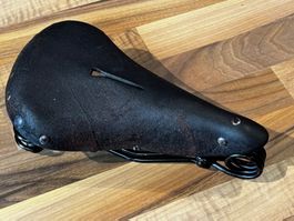 Originaler, gebrauchter Ledersattel für Militärfahrrad