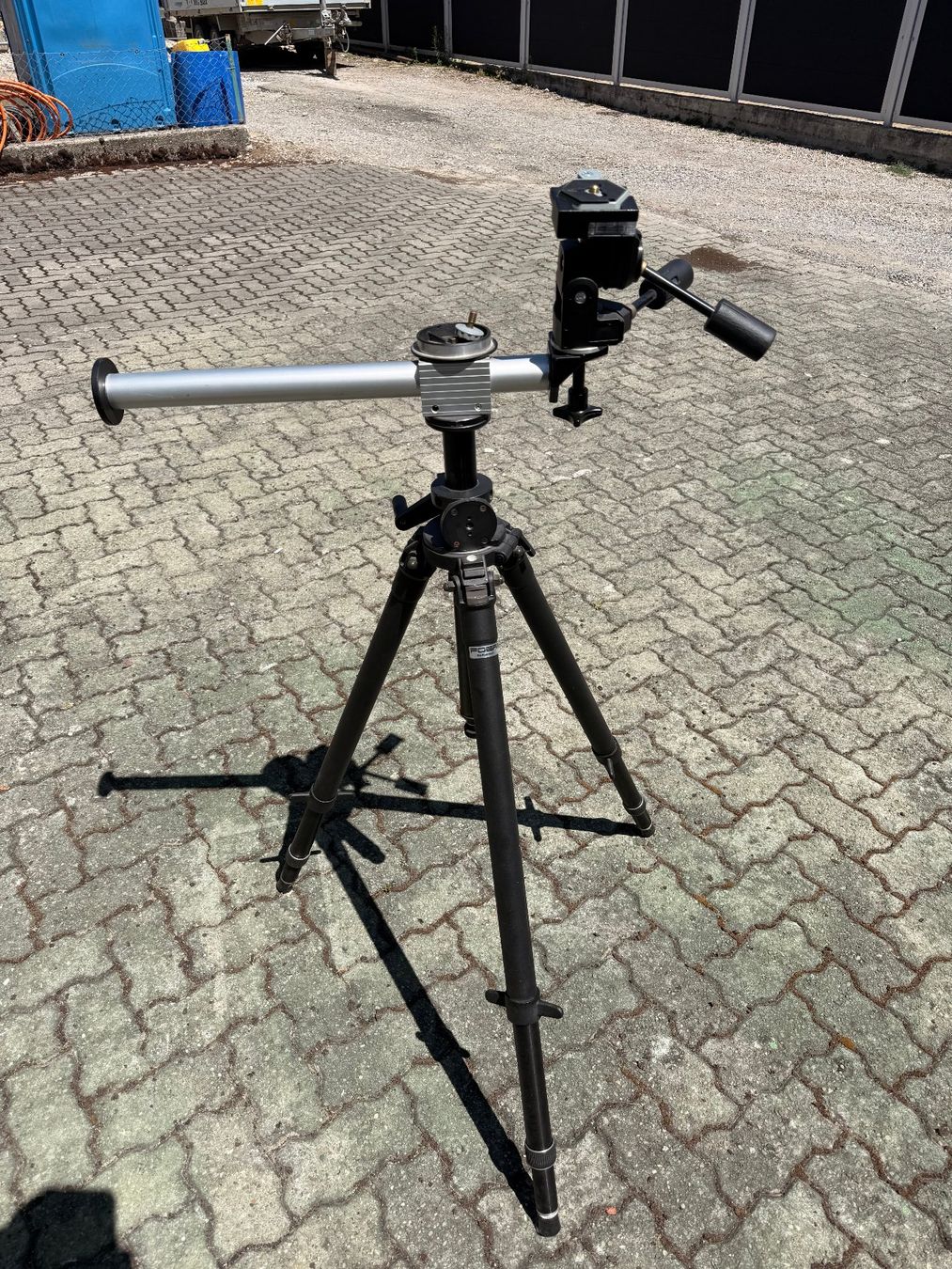 Manfrotto Treppiedi & Teste: Manfrotto Fotostativ, sehr stabil – Usato da Alchenflüh venduto da Siriusbern