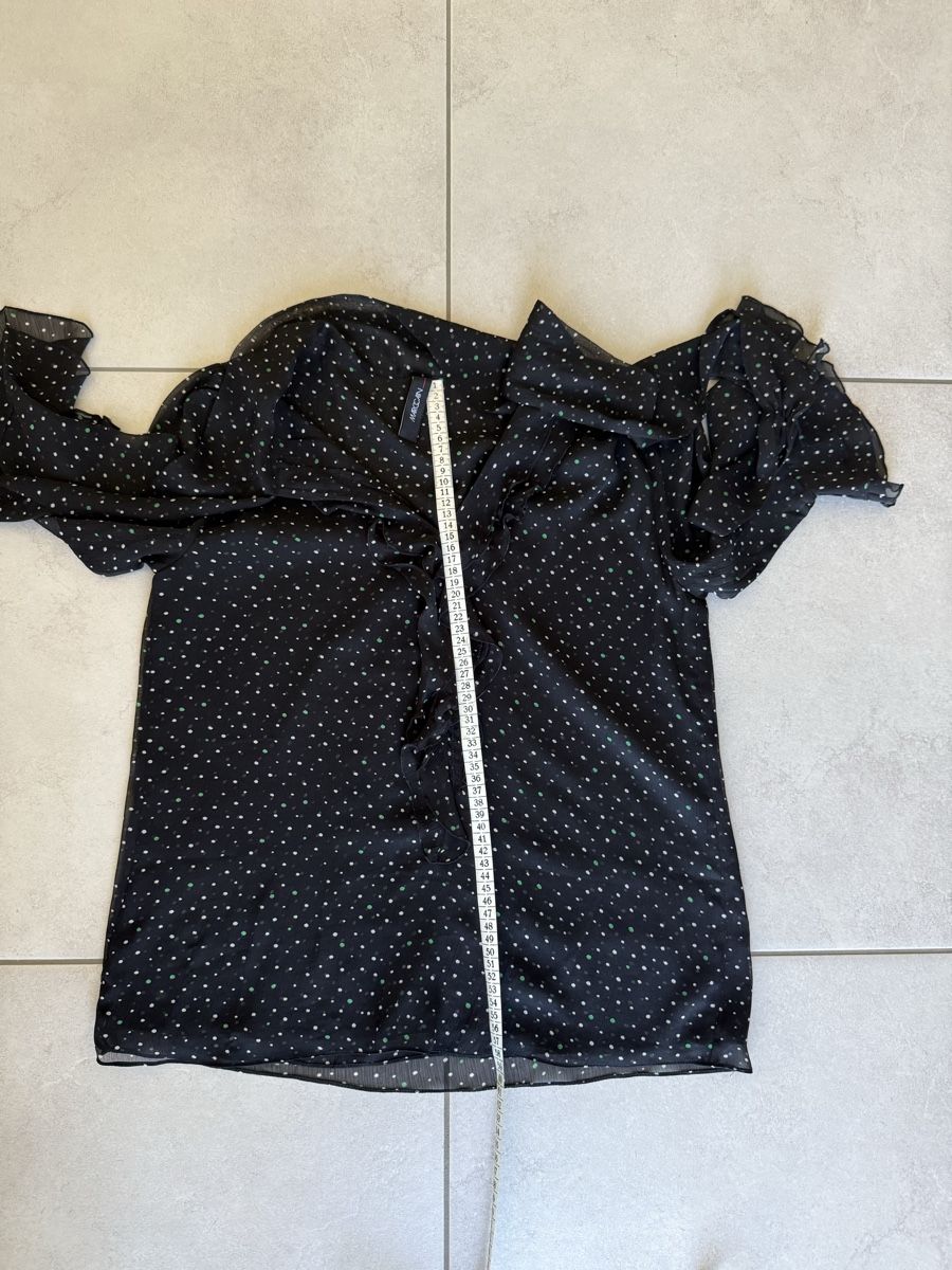 Marc Cain Chemisiers: Marc Cain Bluse schwarz gepunktet Grösse 38/40 – D'occasion à Nänikon par Monimos 5