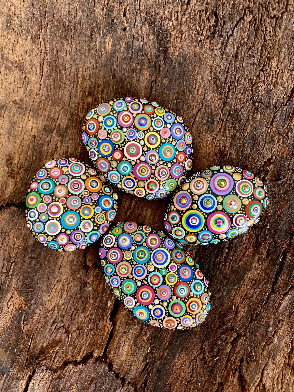 Tutte le decorazioni: 4-er Set Mandala Steine, Kraftstein, Glücksbringer, Mutstein – Nuovo e nell'imballaggio originale da Fanas venduto da Omibia