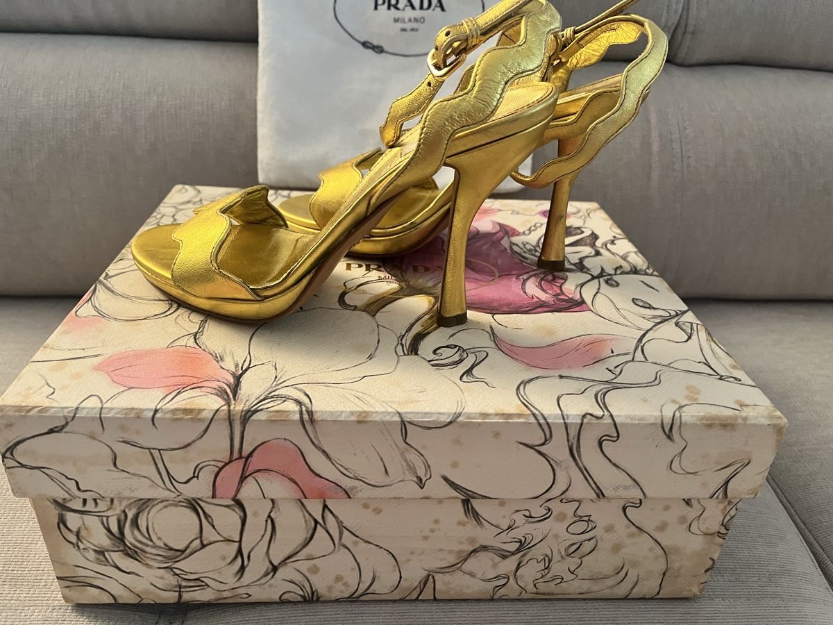 Prada Chaussures femmes:  Prada gold metallic leather wavy strap heels  – D'occasion à Niederlenz par luxe_1968 2