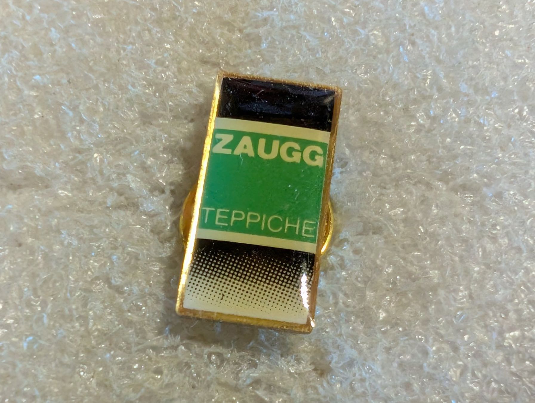 Placchette & Badge: Ansteckpin 5: Zaugg Teppiche – Usato da Oppligen venduto da Pin-Fall-Shop