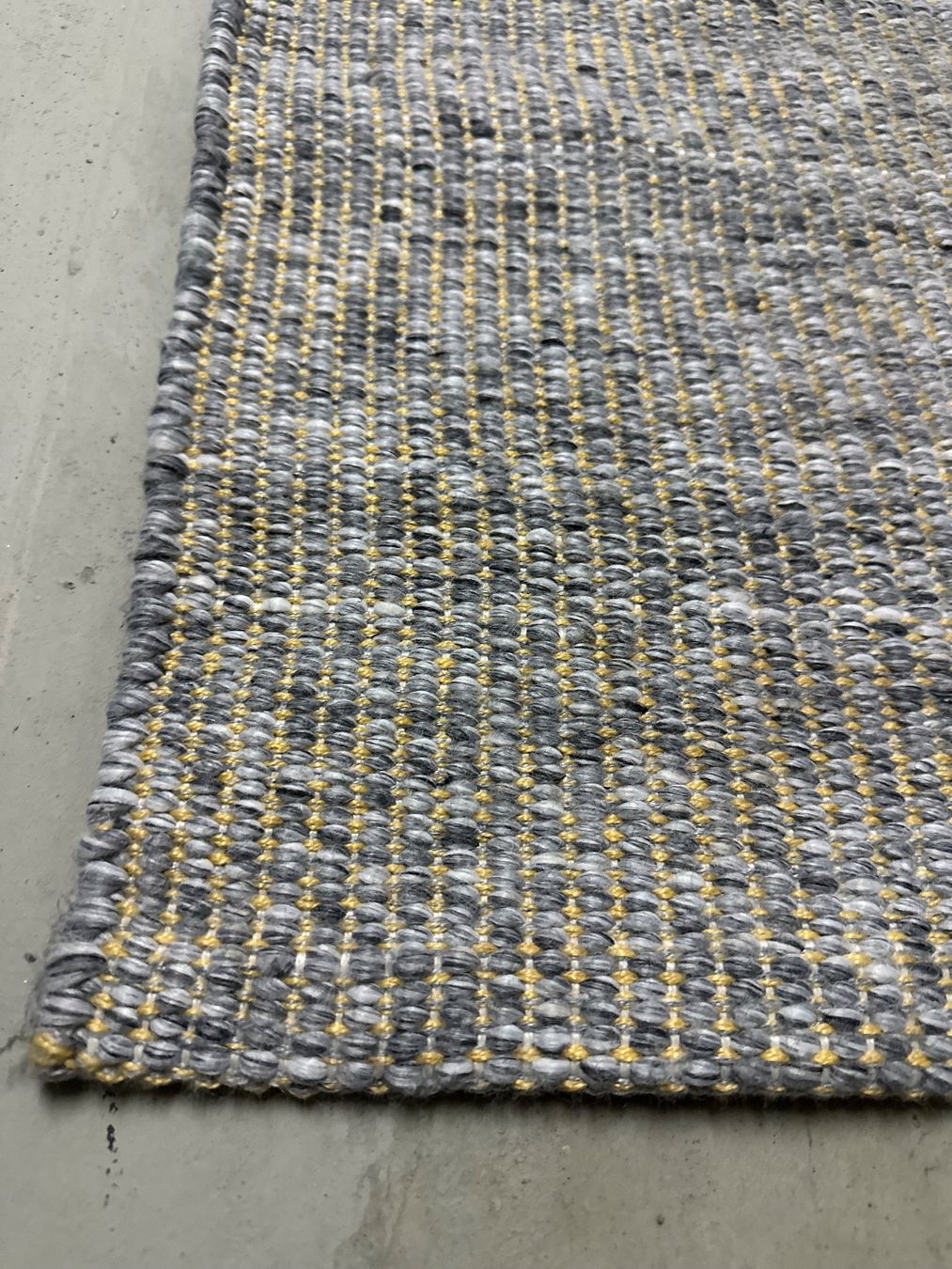 Teppiche: Teppich grau und gelb 122x172cm – Gebraucht aus Glattpark(Opfikon) von AydenM 3