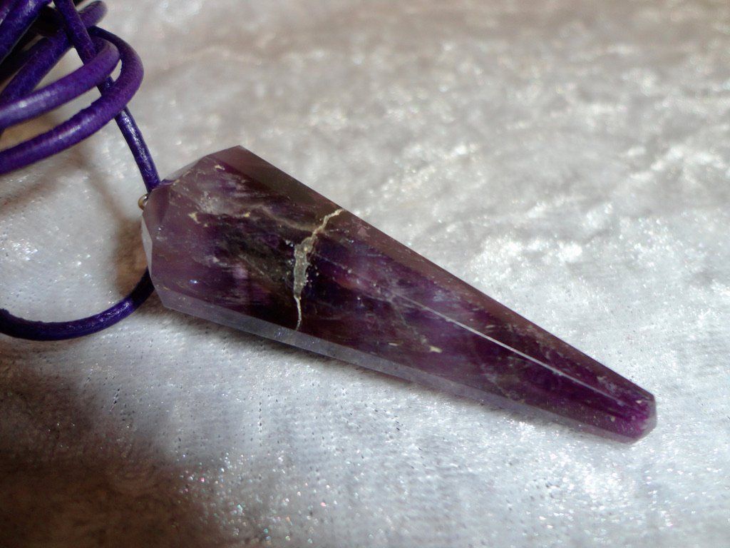 Pietre preziose: Amethyst an Ziegenlederkordel – Nuovo (secondo la descrizione) da Biberist venduto da tl-schmuck 1