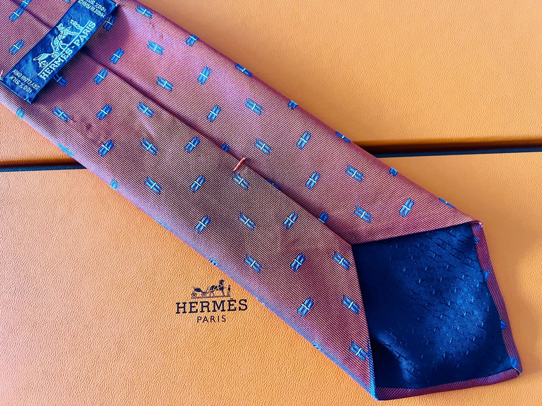 Hermès Cravates: Cravate HERMES-Paris „Purple Dynamite“ - avec box original – Neuf (Voir description) à Le Mont-sur-Lausanne par luxurylover 4