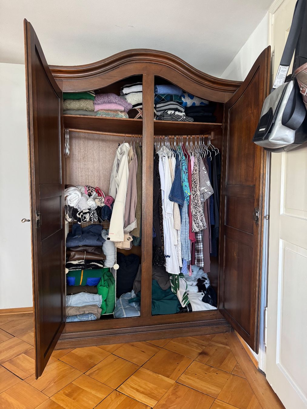 Armoires: Antiker Holz-Kleiderschrank – D'occasion à Luzern par nic_ole12 2