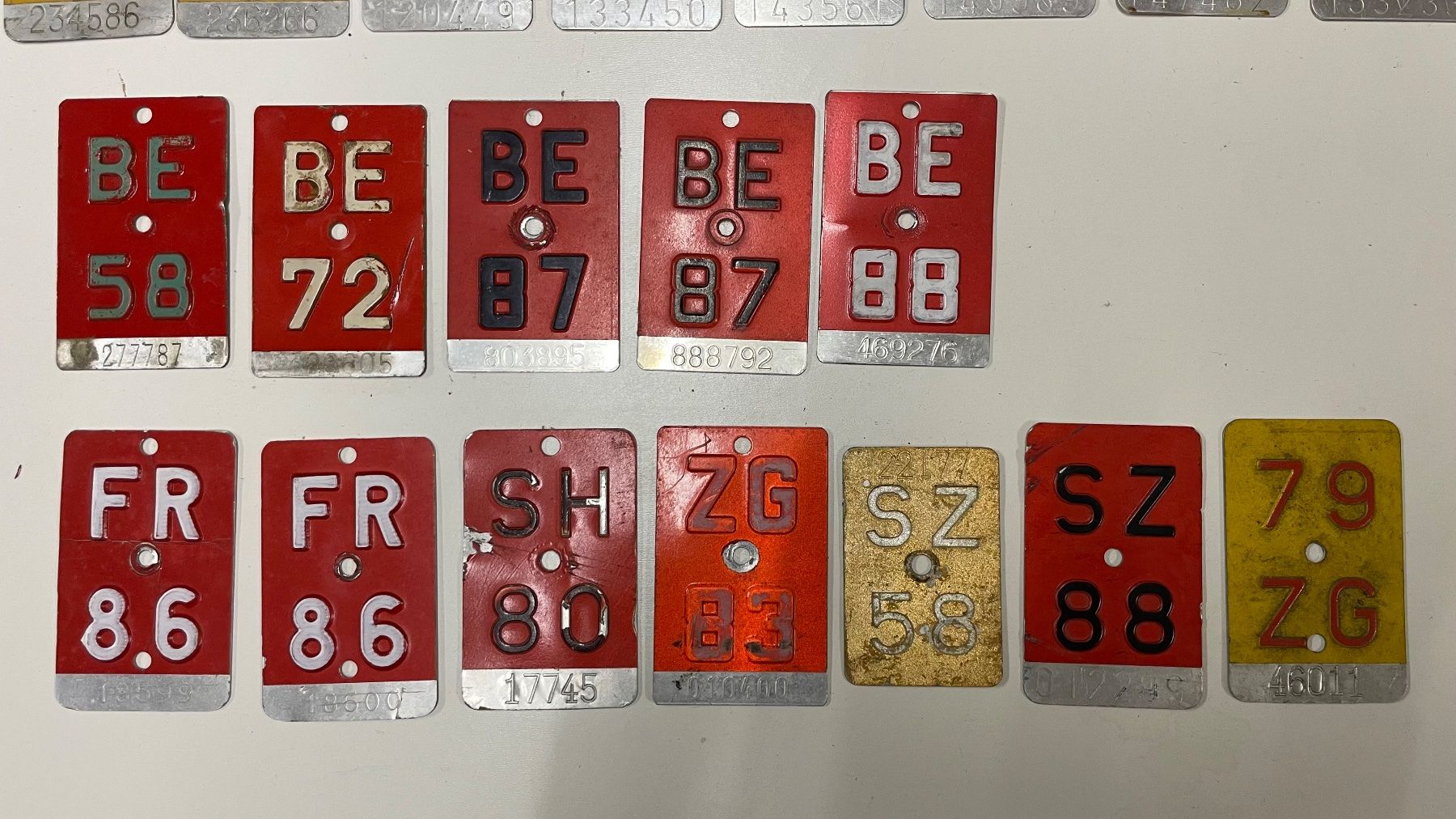 Insegne: Alte Velonummern SG / BE / FR / ZG / SZ – Usato da Bremgarten AG venduto da Schussi 2