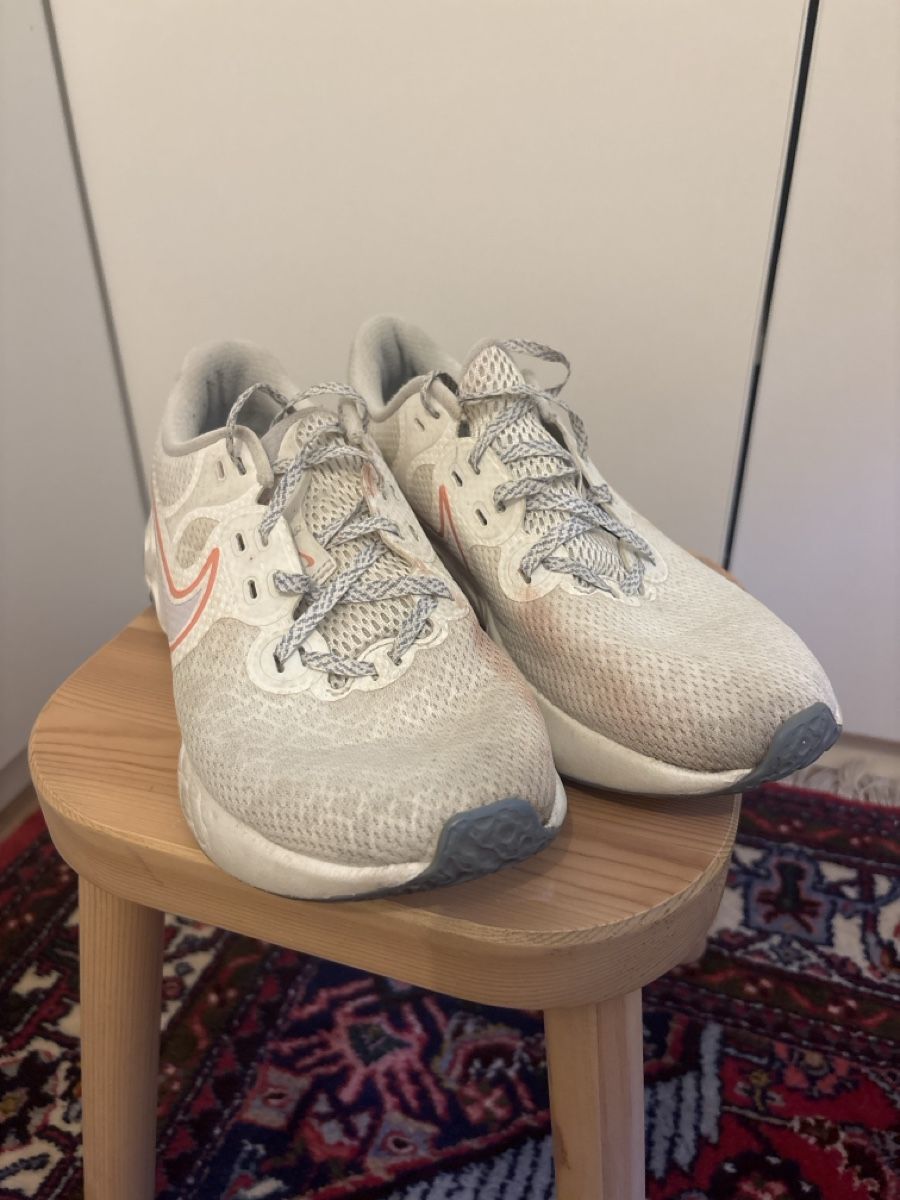 Nike Scarpe da donna: Chaussures de course Nike  – Usato da Pully venduto da miss3shai