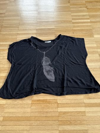 Schwarzes Shirt mit Federn Print Gr. S