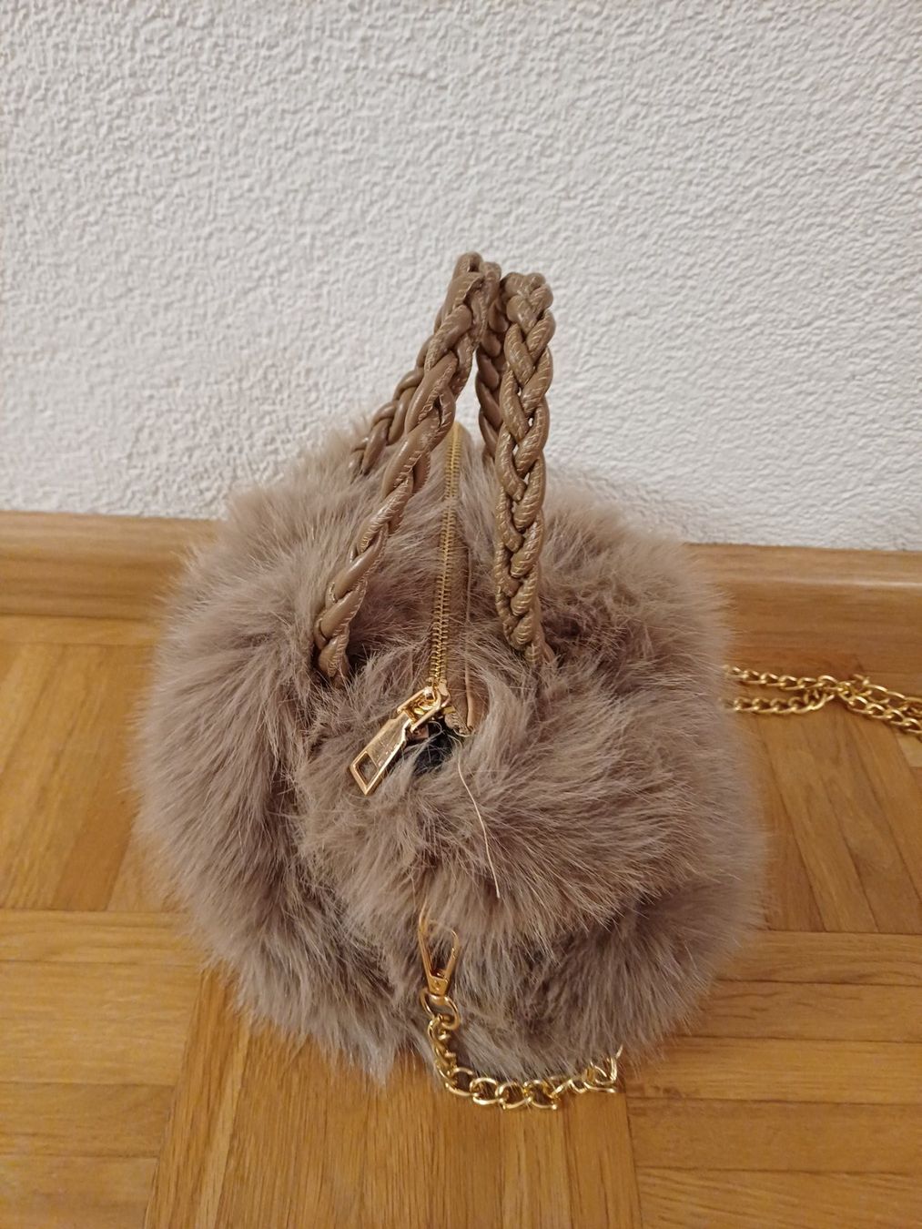 Borse da donna: Fluffy small Brown Handbag with Gold Chain – Nuovo (secondo la descrizione) da Dübendorf venduto da palemoon 1