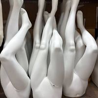 Diverse weisse Schaufensterpuppen-Unterkörper / Deko-Beine