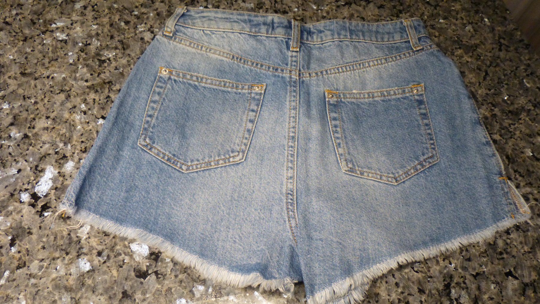 Jeans: Damen Jeans-Shorts / 36 – Usato da Triengen venduto da misterpicknicker 1