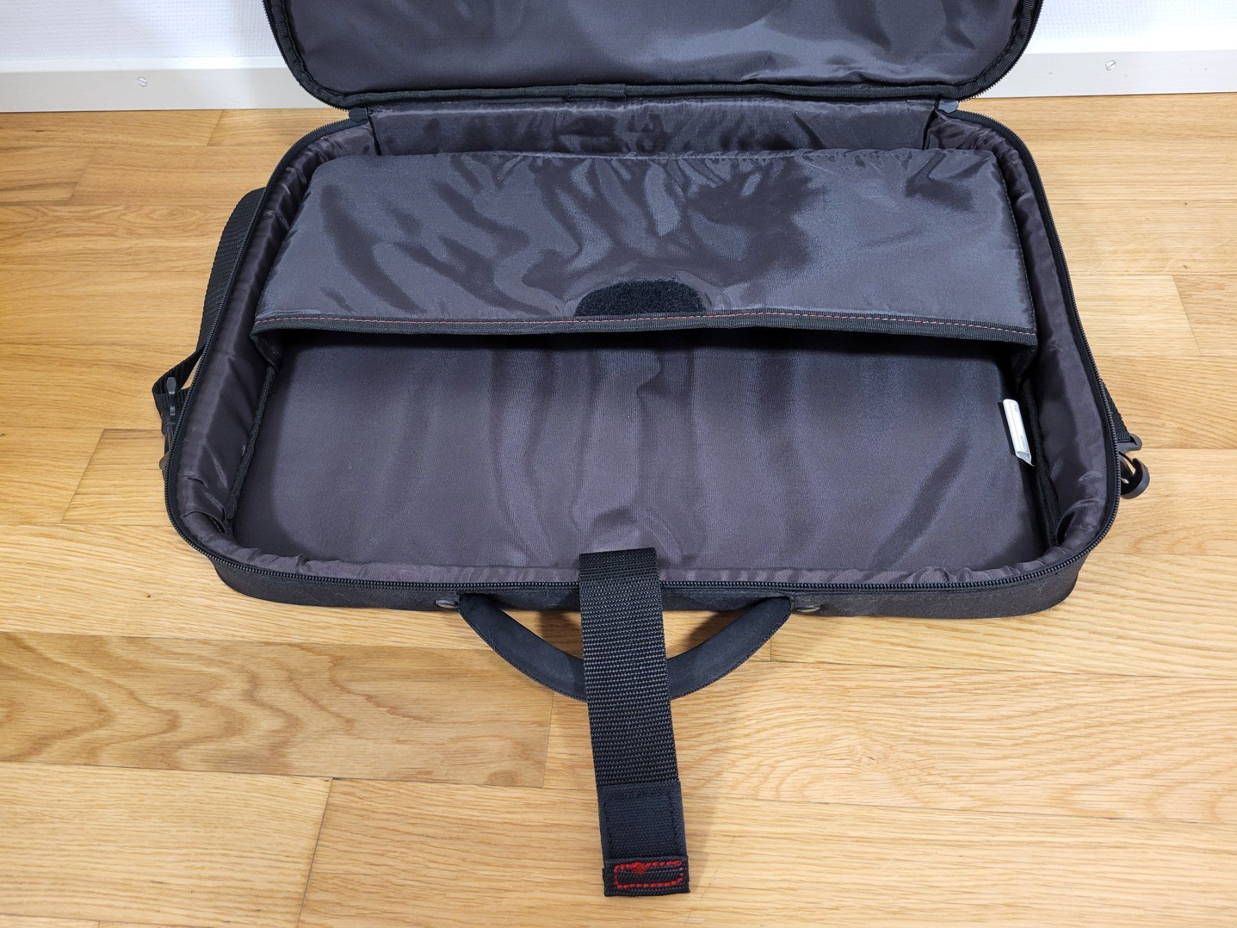 Taschen: Targus Laptoptasche schwarz mit Schultergurt – Gebraucht aus Waltenschwil von creativeline 3