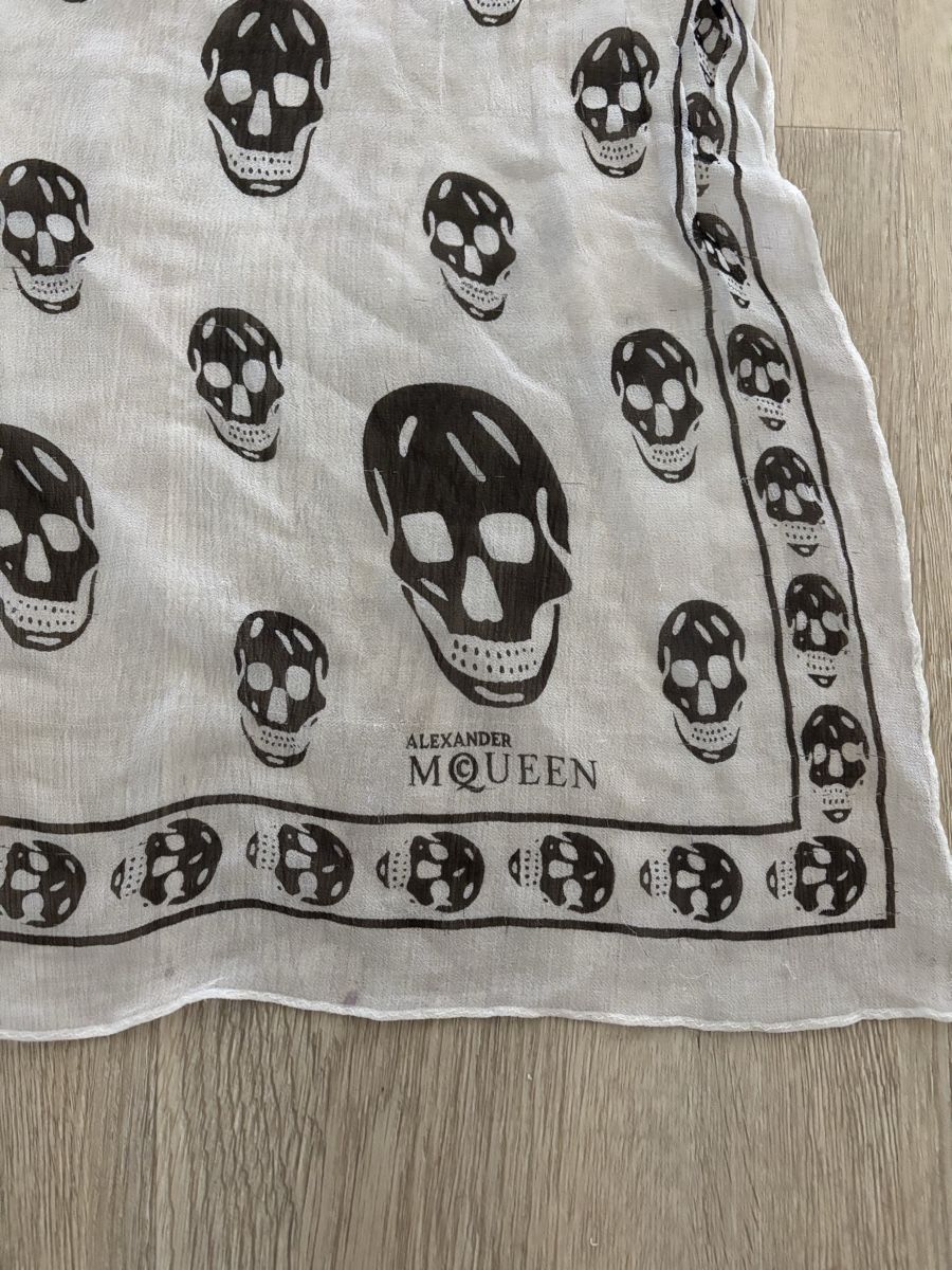 Alexander Mcqueen Foulards, Tücher & Schals: Alexander McQueen Seidenschal weiss (used) – Gebraucht aus Männedorf von Topolina87 2
