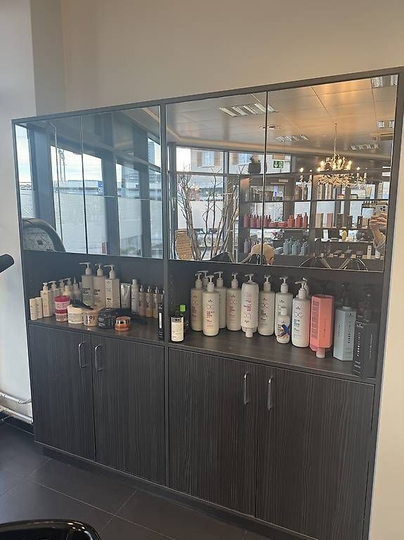 Armadi: Produktregal / Sideboard mit Spiegel – Usato da Ostermundigen venduto da Ania.I