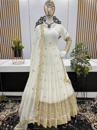 Golden Glory Lehenga: Strahlende Tradition trifft modernen G