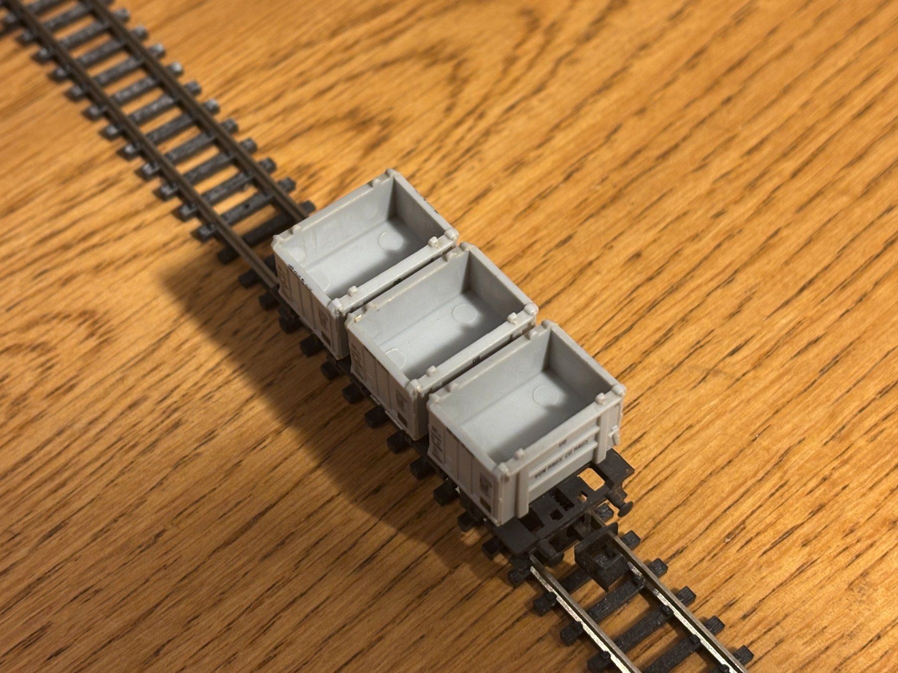 Modellini di ferrovie: e1775: Güterwagen mit Containern (Spur N) – Usato da Birsfelden venduto da Birs_25 3