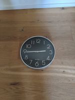 Moderne Quartz Wanduhr in Schwarz & Silber – Zustand wie neu