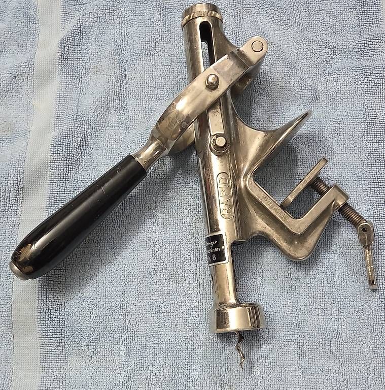 Rapid Apribottiglie & Tappi per chiusura: Korkenzieher Rapid Tischmodell antik – Usato da Niederwangen BE venduto da drizabone 1