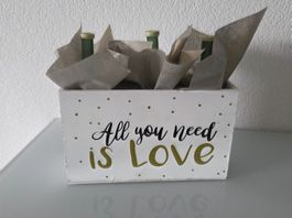 Schöne Deko-Blumenkiste aus Holz „All you need is Love“