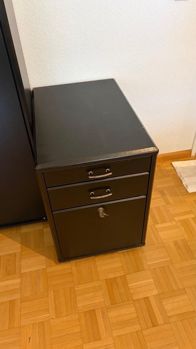 Scrivanie: Büromöbel Set – Usato da Zeiningen venduto da Martinzei 1