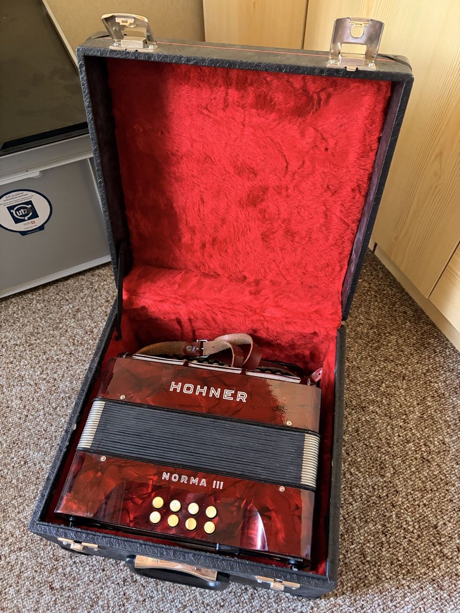 Hohner Strumenti musicali: Hohner Norma III Akkordeon / Handorgel mit Originalkoffer – Usato da St. Gallen venduto da crutz93