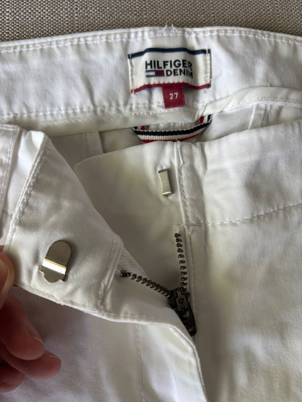 Tommy Hilfiger Pantaloni: HILFIGER Denim Shorst, Gr. 27, weiss – Usato da Zürich venduto da ritschi37 1