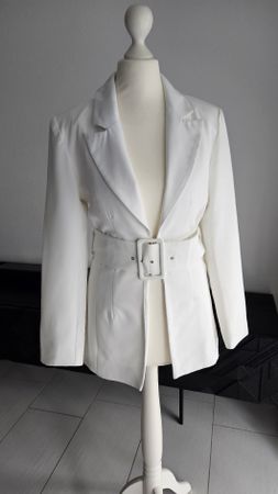 weiße Jacke mit Gürtel