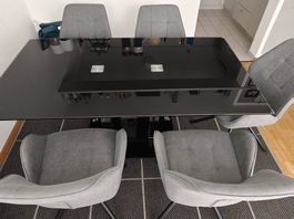 Tisch mit Stühle