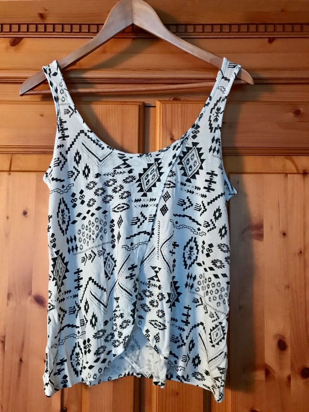 Top: CHICORÉE TOP WEISS MIT SCHWARZEM MUSTER - GRÖSSE XS – Usato da Buchs AG venduto da fischli610