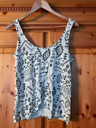 CHICORÉE TOP WEISS MIT SCHWARZEM MUSTER - GRÖSSE XS