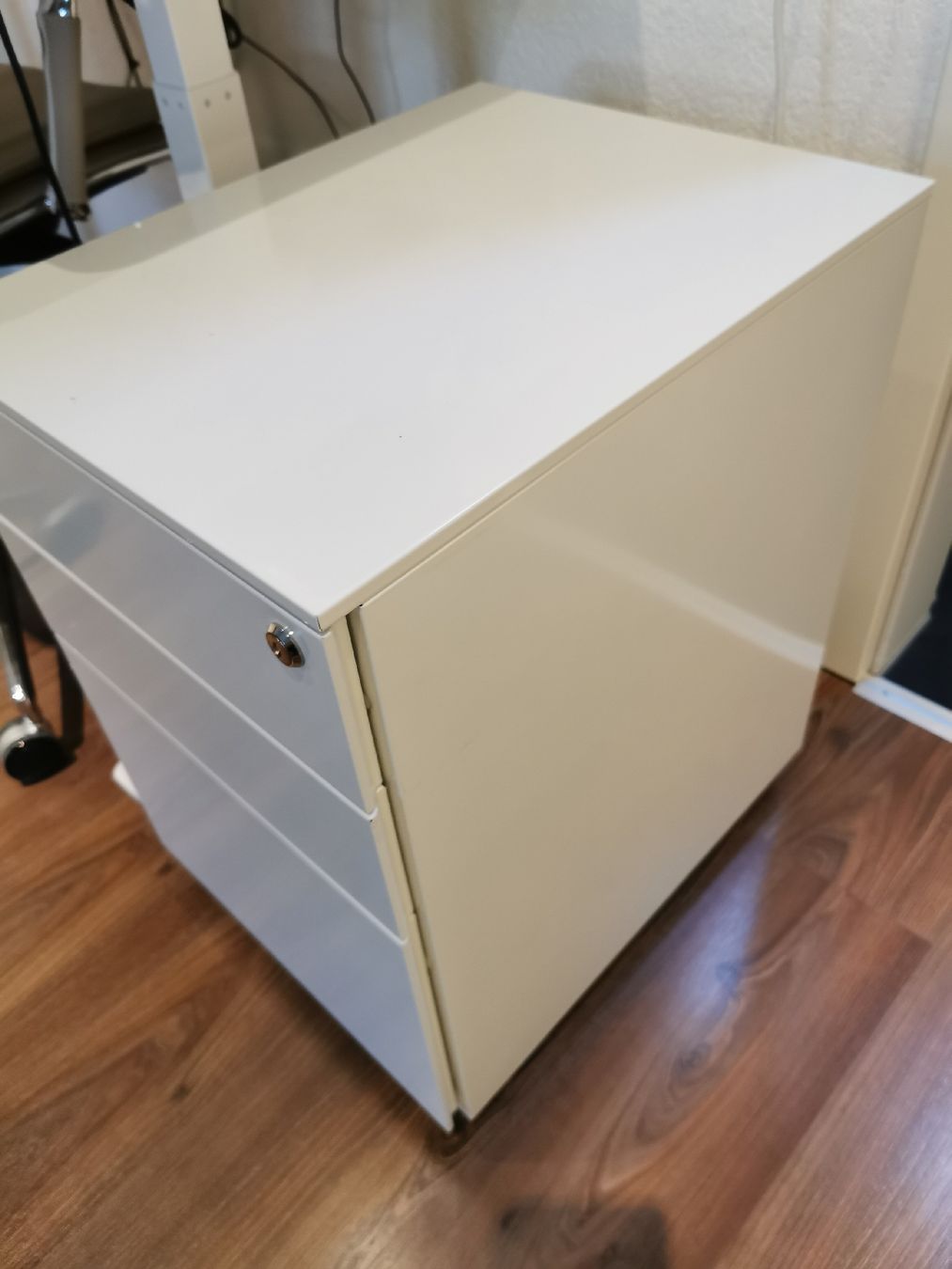 Pfister Eléments de bureau: Rollcontainer weiss Schubladen mit Schloss und Rollen  – Neuf (Voir description) à Arisdorf par RiversunElite 1