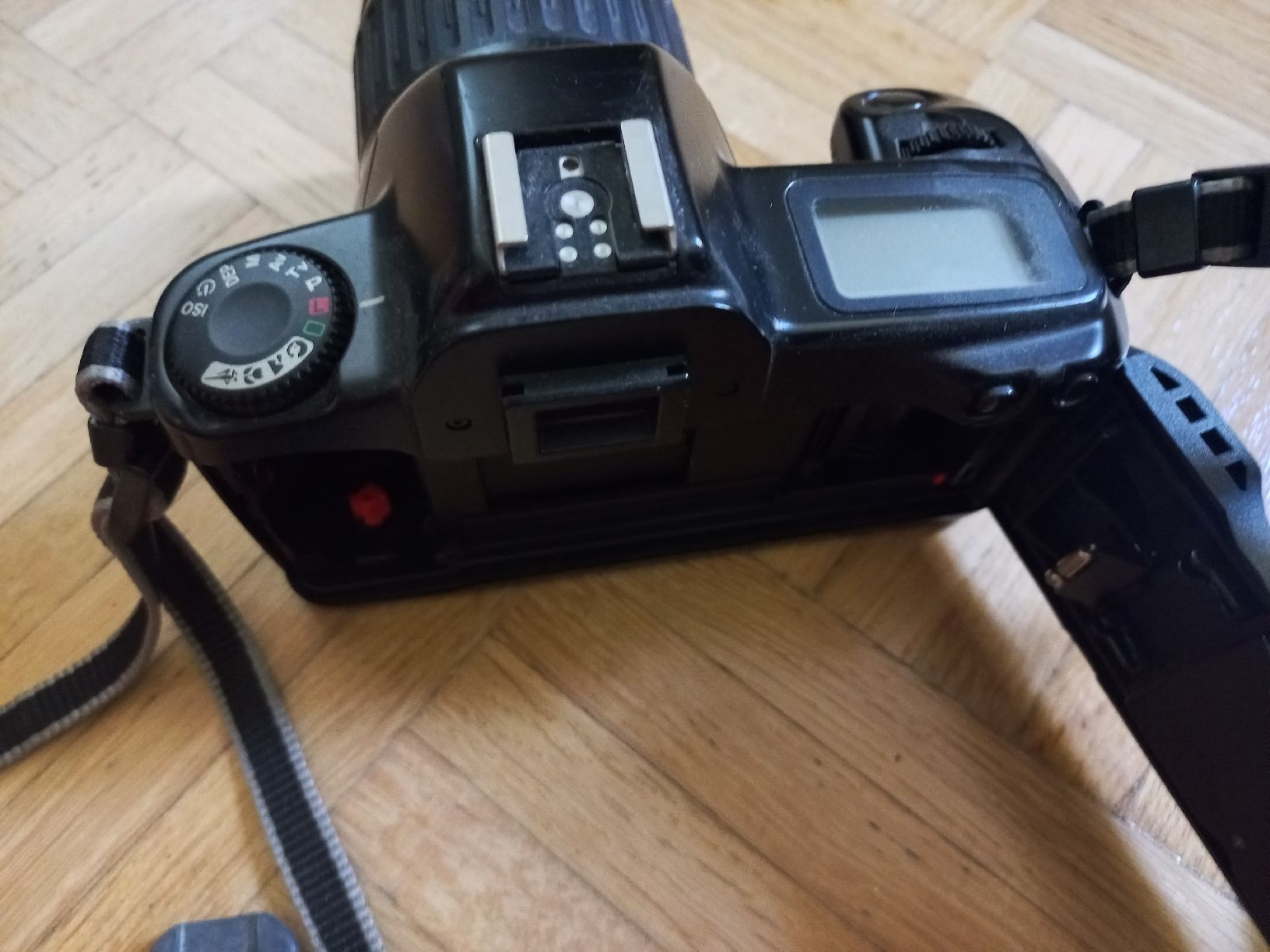 Canon Fotocamera: Canon EOS 1000 analog Kamera mit Blitz – Usato da Oberwil BL venduto da Bebbi71 2