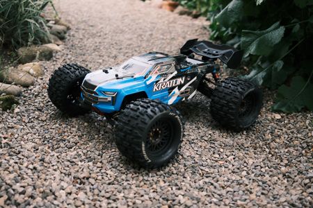 Arrma Kraton 6S RTR + 2x LiPo 5500mAh + Ladegerät + Zubehör
