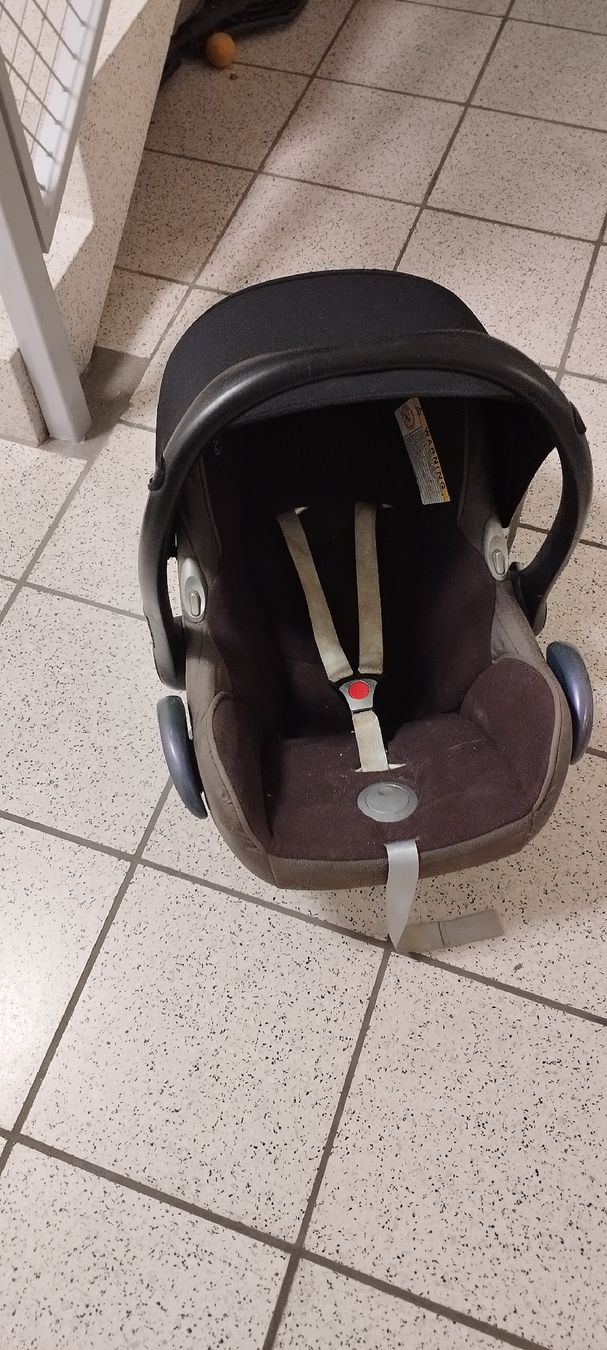 Maxi-Cosi Auto-Kindersitze: Maxi-Cosi Autositz mit Easyfix Station – Gebraucht aus Wilen b. Wollerau von unp_r7qz 1