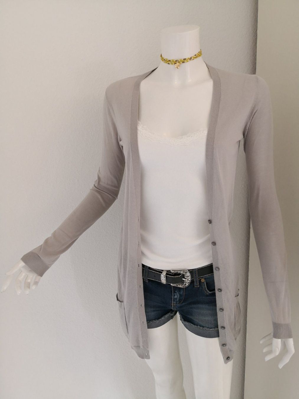 Mango Jacken: 🤩MANGO STRICK-JACKE HELLGRAU & PERLMUTT-KNÖPFE & ARMANI P. – Gebraucht aus Olten von Naja-Twins-Twins 3