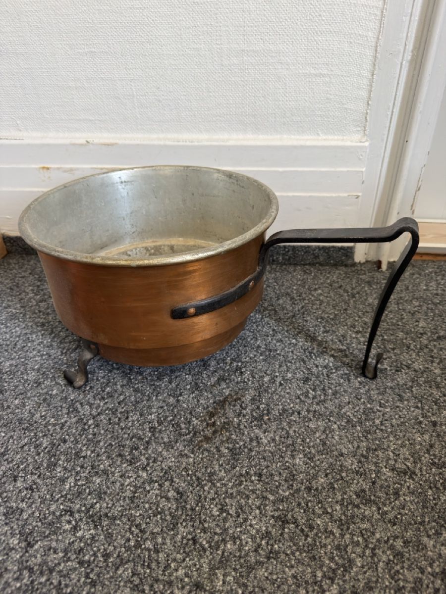 Blumentöpfe: Kupfertopf  mit Griff und Stossfuss Zustand gebraucht – Gebraucht aus Widnau von kustercarmen 9