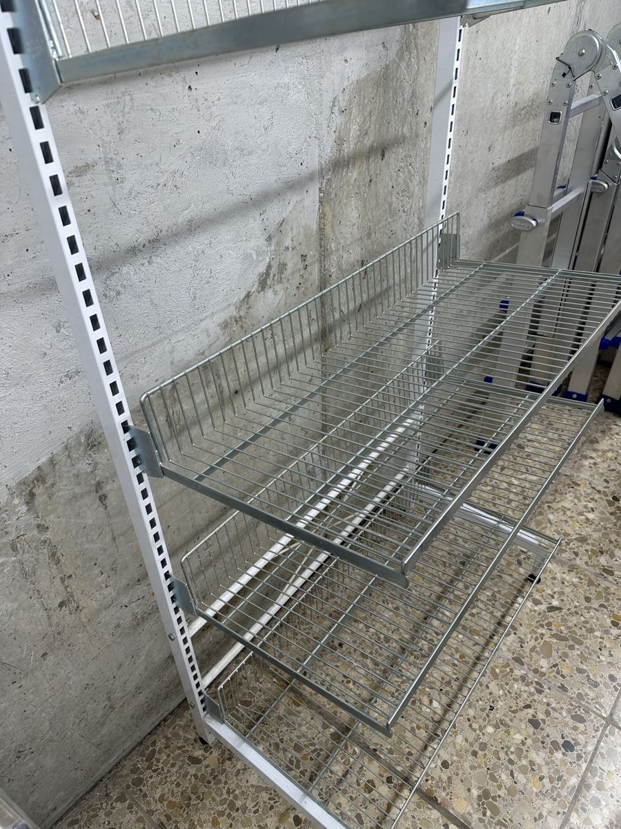 Sonstige Dekorationen & Accessoires: Ständer 2 meter 90 breit mit 4 körbe – Gebraucht aus Reiden von Party71 2