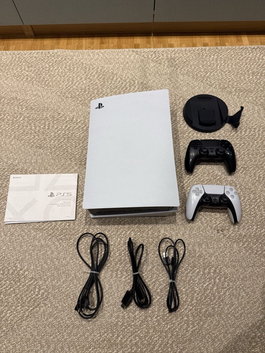Sony Konsolen: Sony PlayStation 5 Console Disc Version with 2 Controllers – Gebraucht aus Pully von kev_jv2t