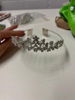 Diadem mit Strasssteinen und Kämmen 