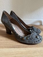 Escarpins cuir gris daim clouté Pura Lopez, p.40