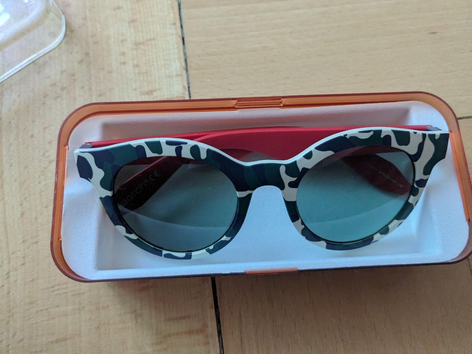 Occhiali & Lenti: Lunettes de soleil Swatch comme neuves – Usato da Genève venduto da maiakovski 2